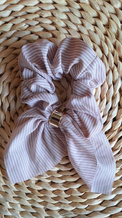 Scrunchie z uszami w biało beżowe paski złoty pierścień
