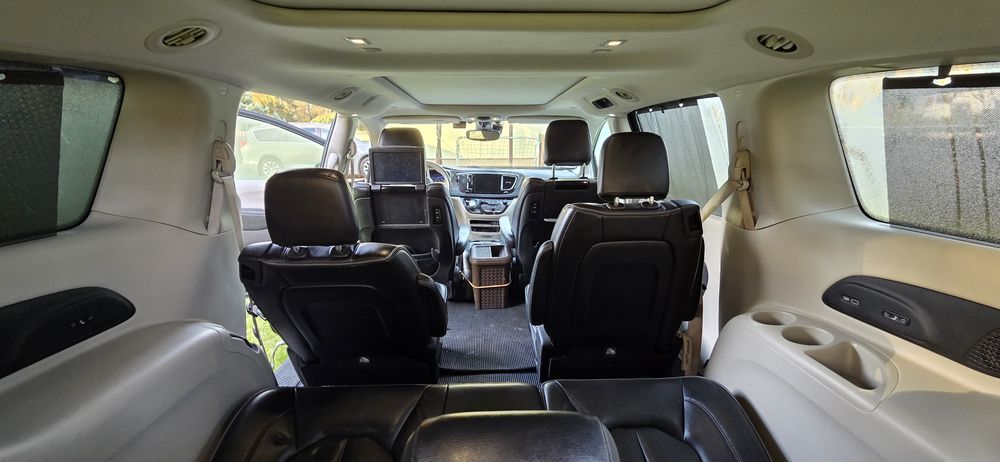 Pacifica limited 2017 z odkurzaczem i monitorami