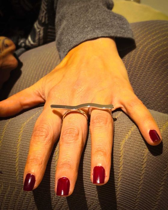 Anel com Design Minimalista de Onda Criativa