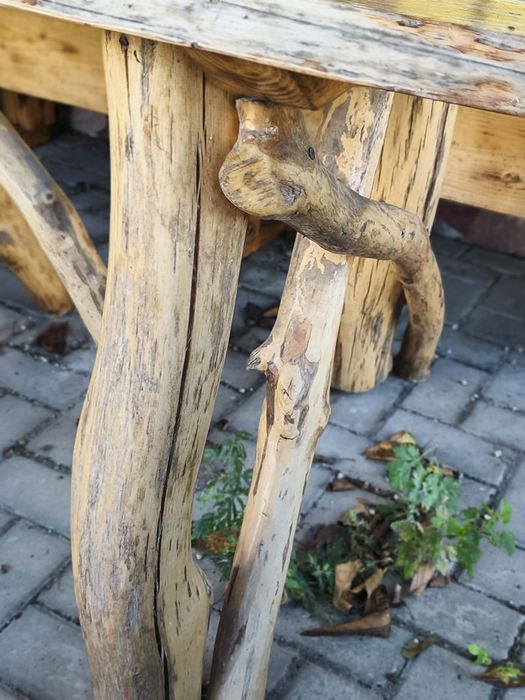 Solidny stół biesiadny