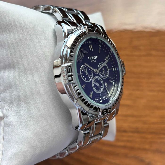 Чоловічий годинник Tissot на браслеті срібного кольору з датою | 43 mm