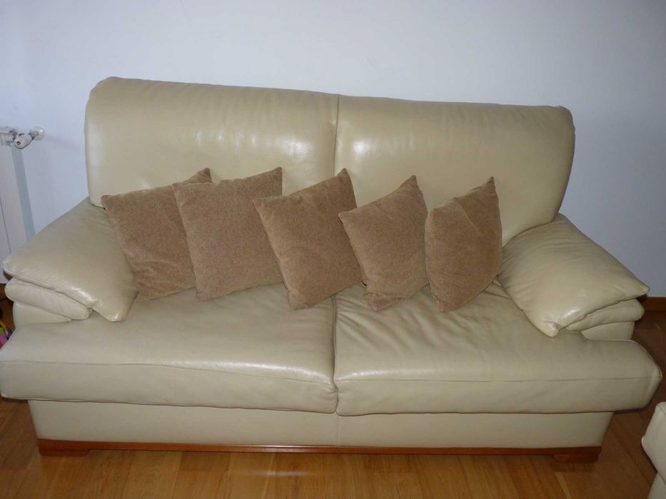 Sofá 3 lugares em pele