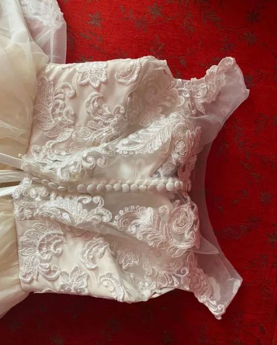 Весільна сукня зі шлейфом