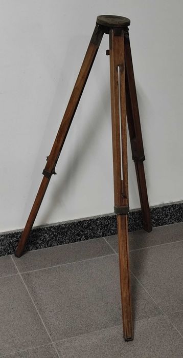 Antigo tripé em madeira