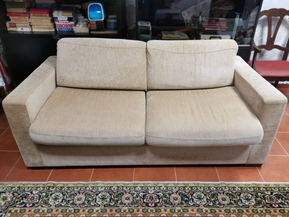 Sofá 3 lugares castanho claro em bom estado