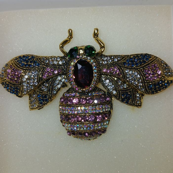 Бусы  серьги  броши