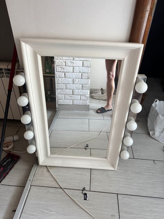 Lustro i oświetlenie do toaletki