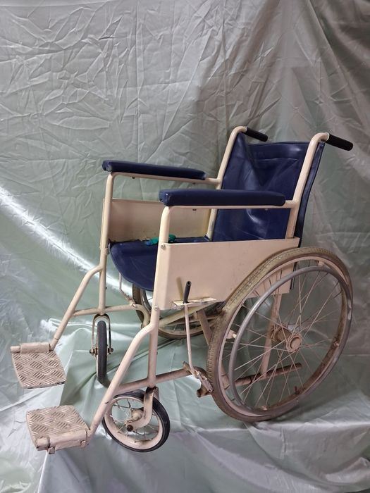 Cadeira de rodas antiga