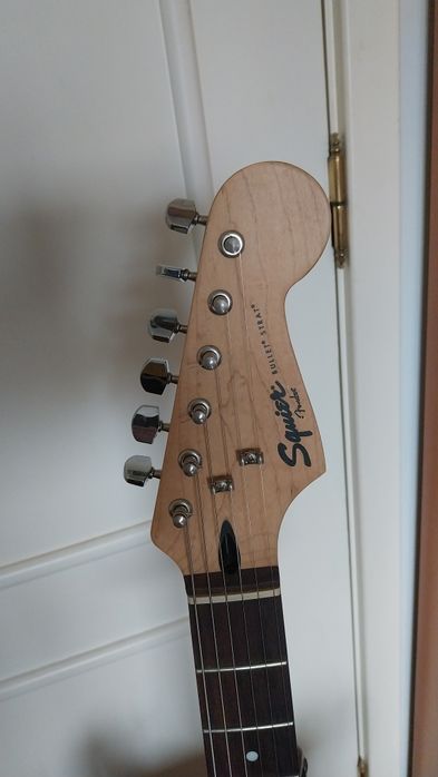 Guitarra Elétrica Squier Bullet HSS impecável