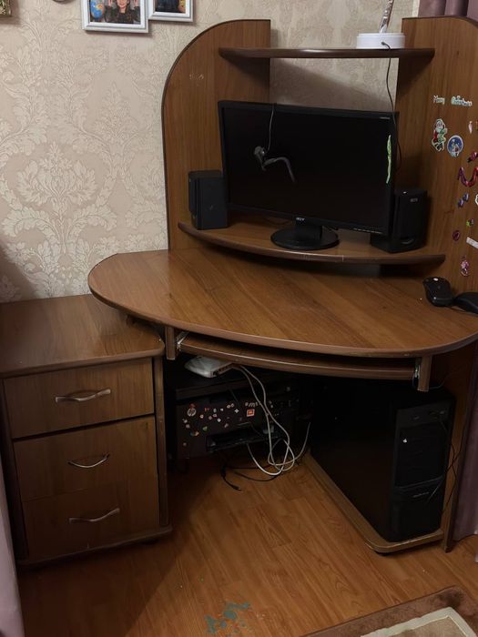 Стіл компʼютерний