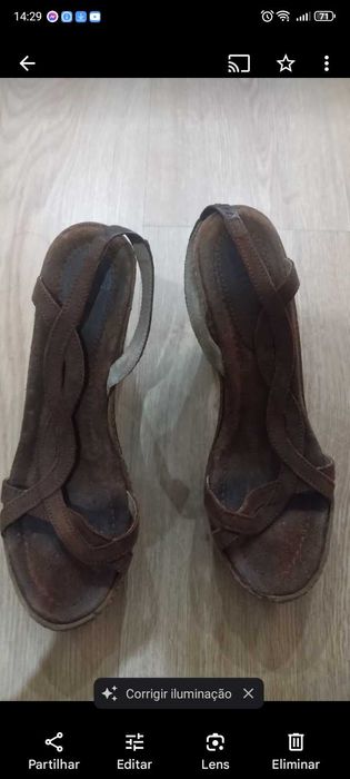 Sandálias camel com tacão madeira