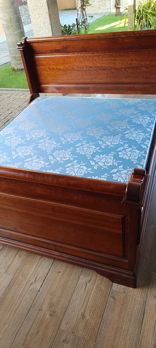 Cama, estrado, colchão e mesinha