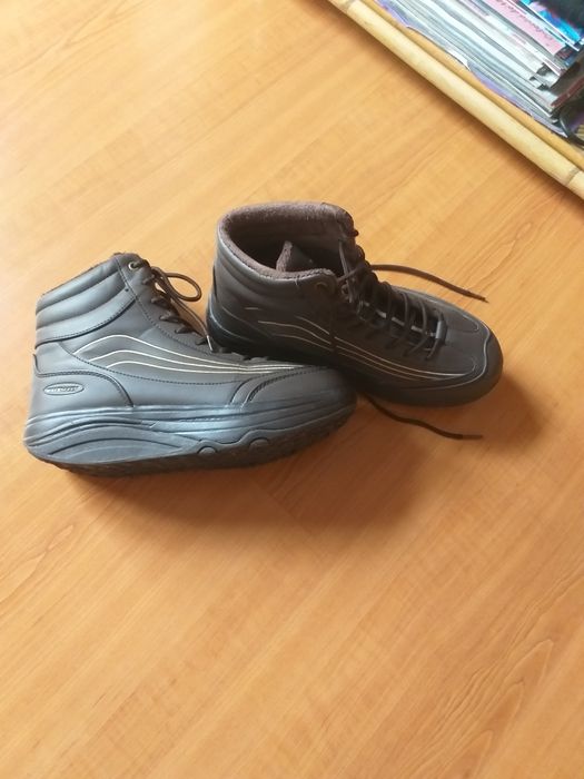 Tenis WALKMAXX castanhos.