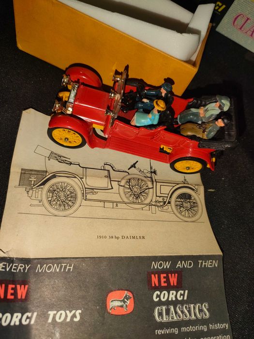 Duas miniaturas Corgi classic