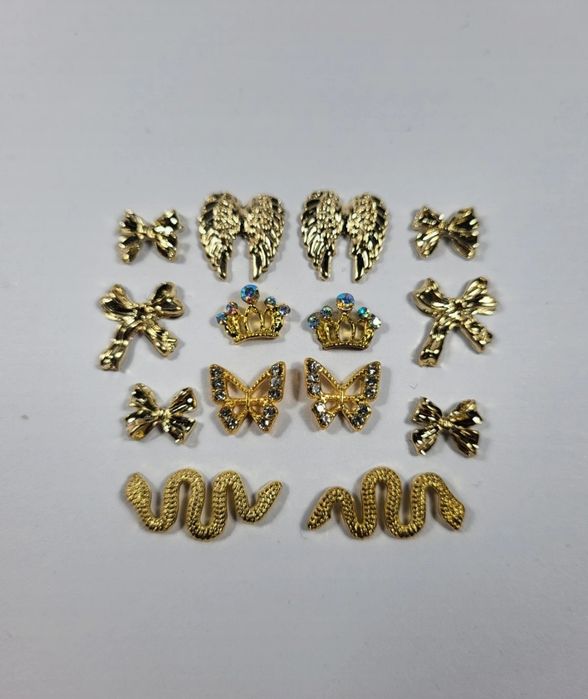 Złote ozdoby 3D do paznokci kokardki węże motylki o korona z cyrkoniam