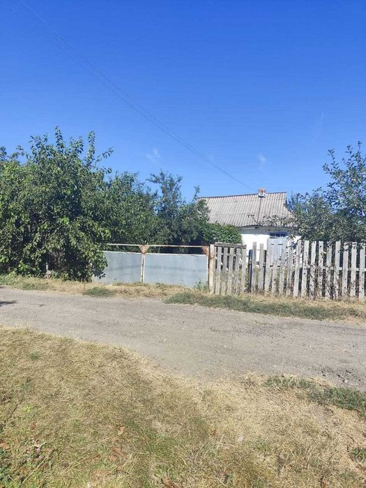 Продається будинок-мазанка та земельна ділянка