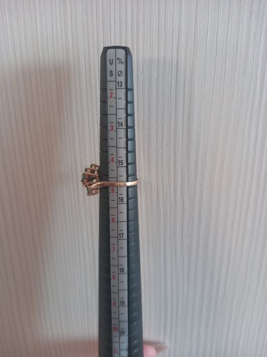 Золотое кольцо и пуссеты с изумрудами и бриллиантами