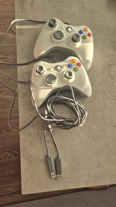 Один геймпад для ПК у формі Xbox контролера.