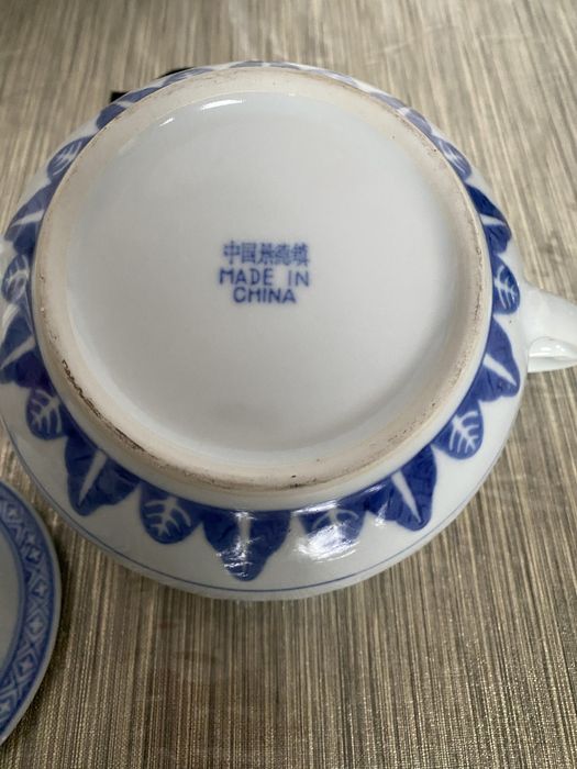 Bule de porcelana azul e branca