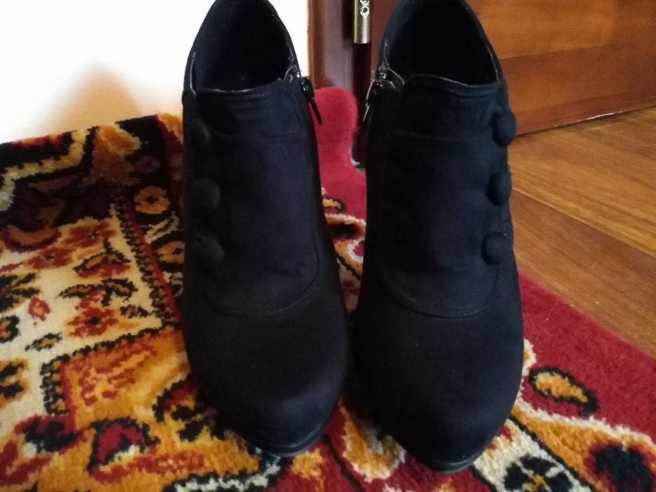 czarne zamszowe jesienne botki na obcasie Deichmann