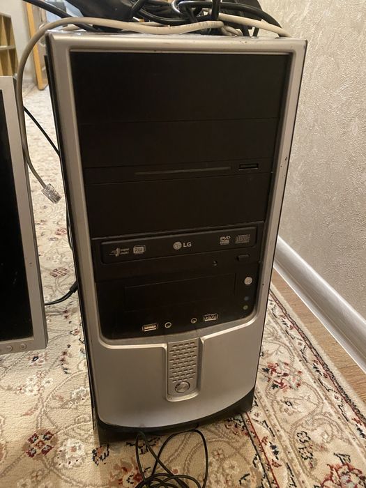Настольный компьютер , системный блок , монитор , колонка, сабуфер
