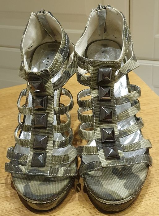 Szpilki / sandały / na platformie / moro / 37 / Never 2 Hot