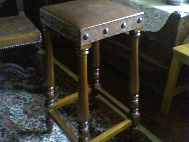 5 Bancos (únicos) para bar, em couro e madeira.