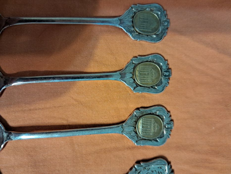 Srebrne łyżeczki kolekcjonerskie .