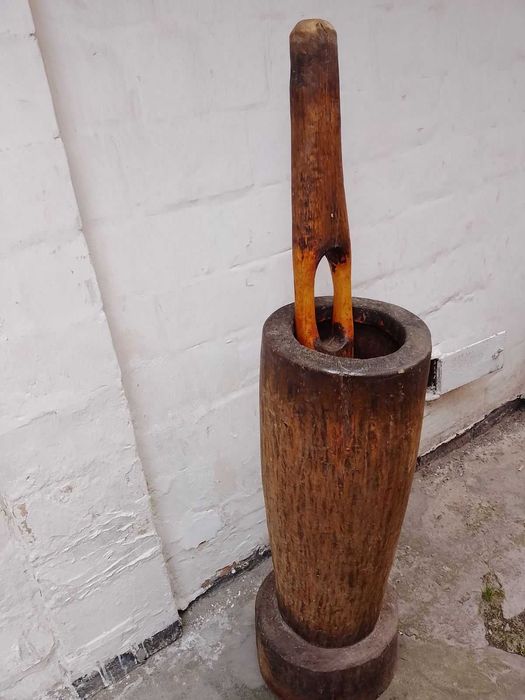 Старовинна дерев'яна ступа з пестом 19 століття