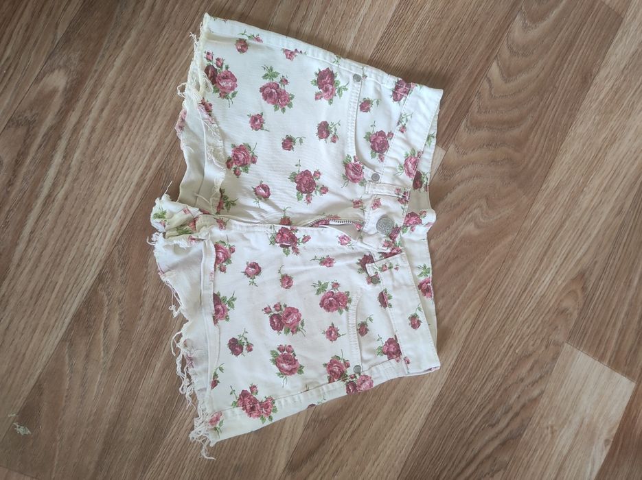 Джинсові шорти з квітковим принтом