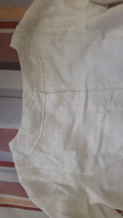 Blusa branca com pormenores rendados