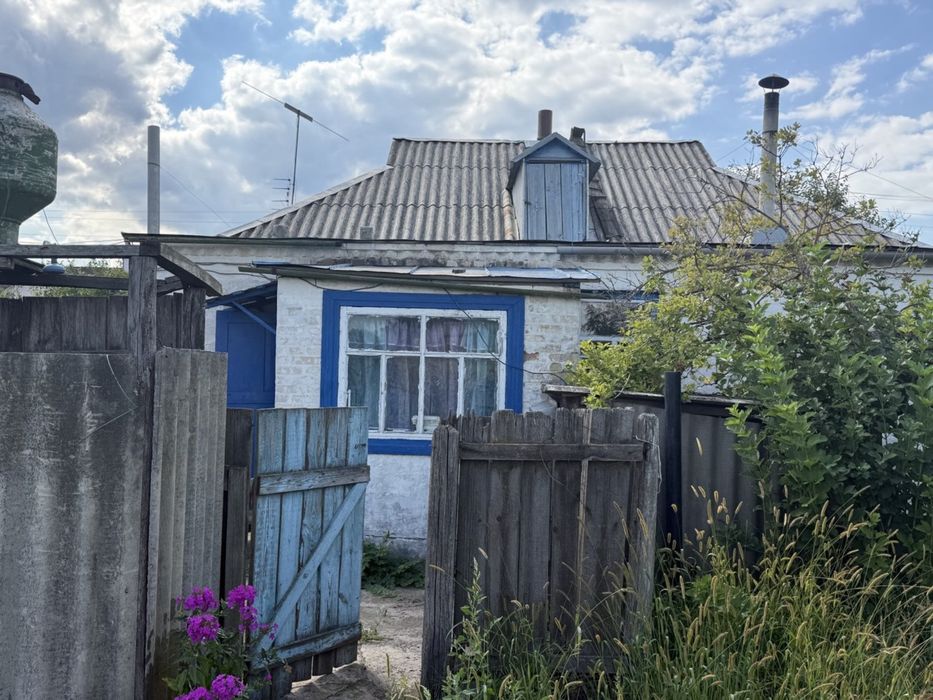 Будинок з комунікаціями,великий двір,сад,поряд рибний канал та ліс