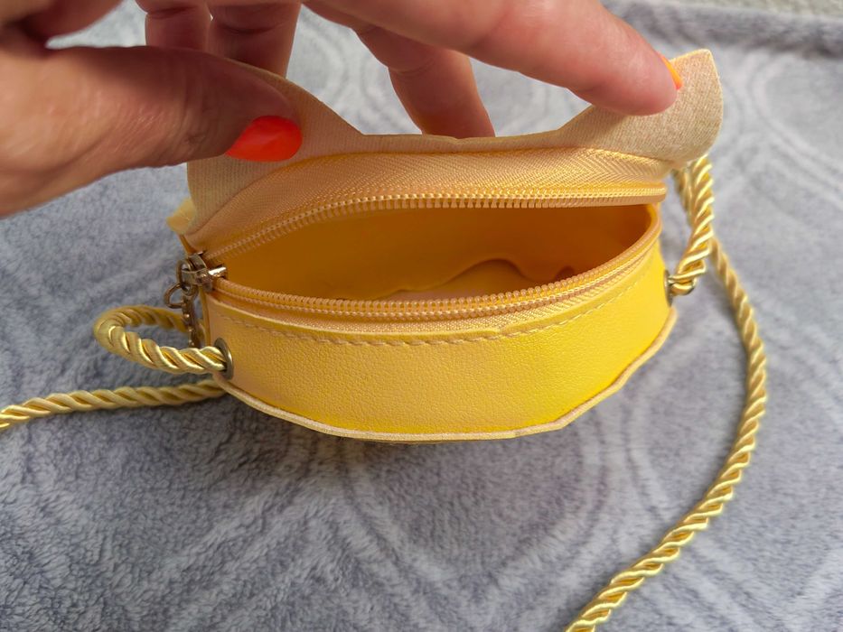 Mini bolsa a tiracolo amarela com design de gato