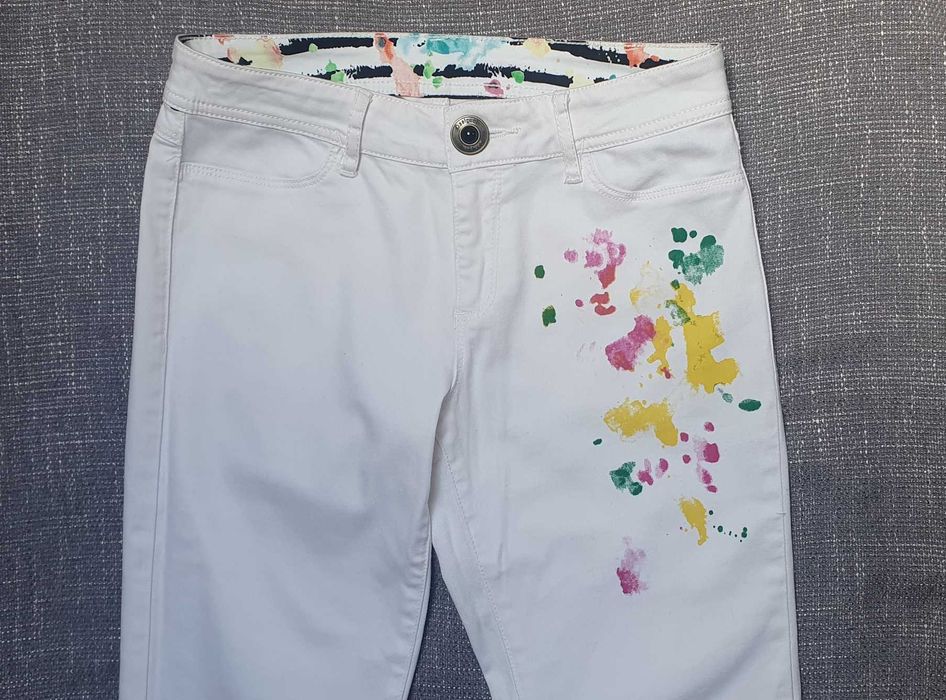 Białe jensy Desigual