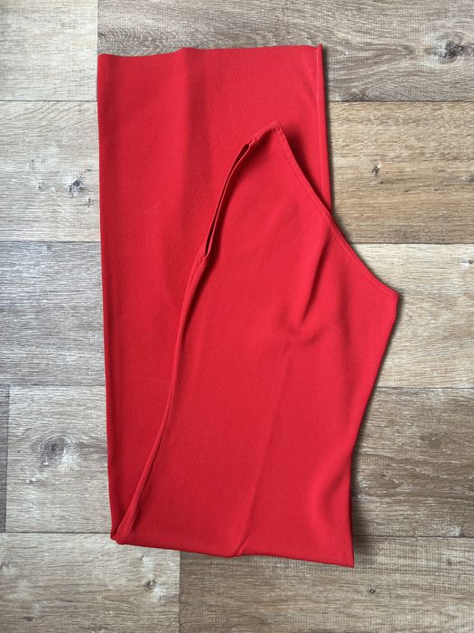 Силуетна сукня на одне плече