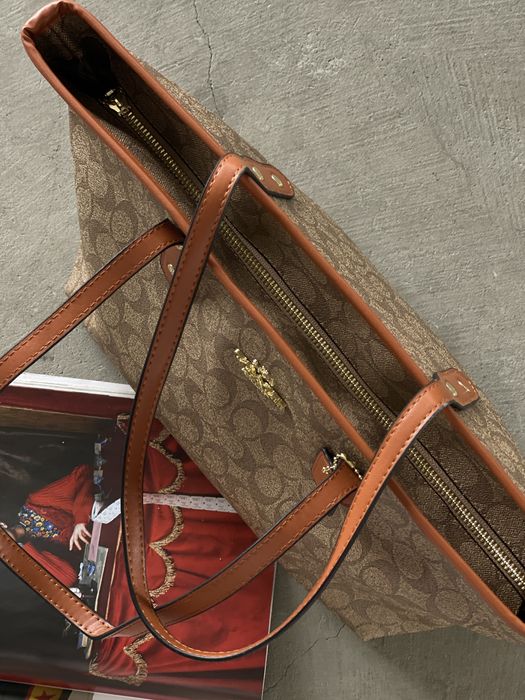 Вмістка та стильна сумка-шопер Сoach в кольорах