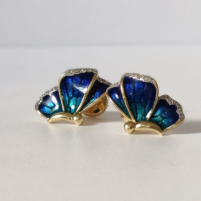 Złote kolczyki w kształcie Motyli