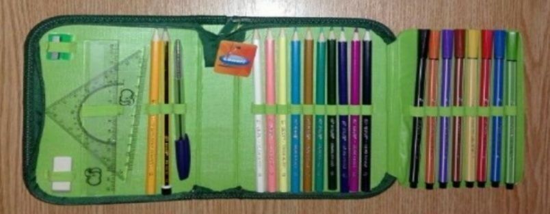 Шкільне приладдя: пенали олівці фломастери щоденники