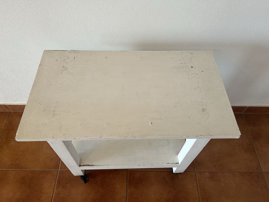 Mesa em madeira maciça com rodas para restaurar