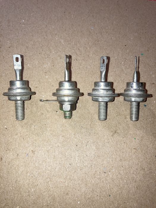 Dioda prostownicza D242B 100V 5A