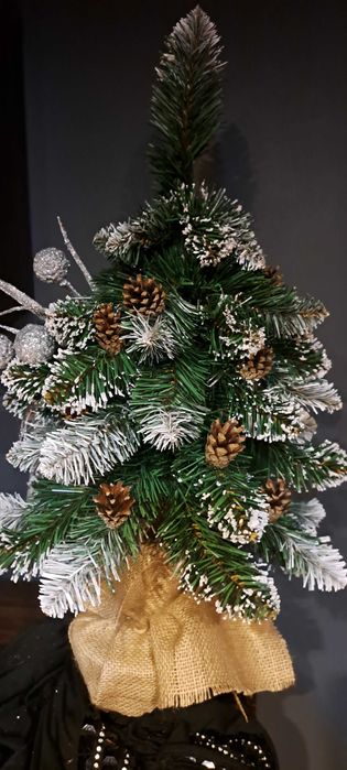 Choinka sztuczna na pniu 70cm z ozdobami i lamkami LED - ubrana