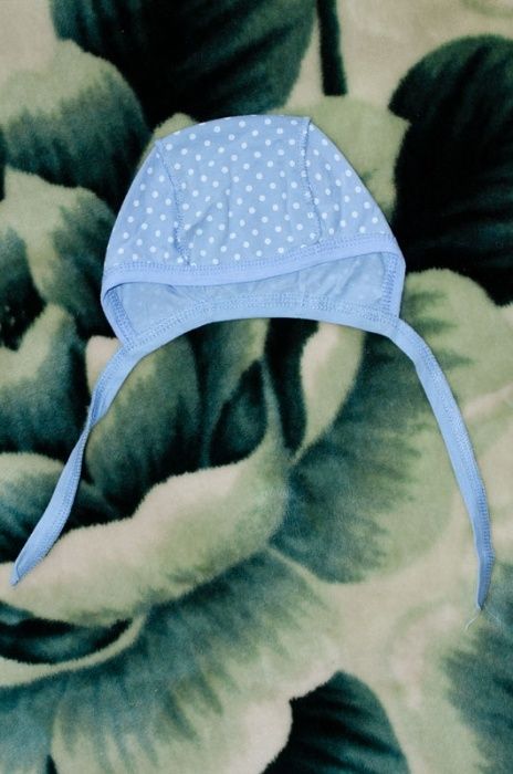 Шапочка для новорожденного, р. 56-62, голубая в белый горошек