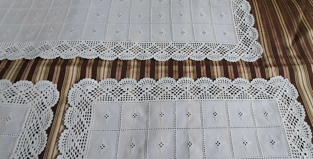 Conjunto 3 Naperons Novos, feitos à mão 
Medidas
Grande 95x30cm
Pequen