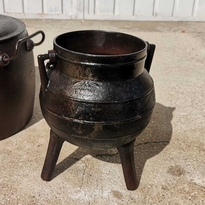 Panelas em ferro antigas