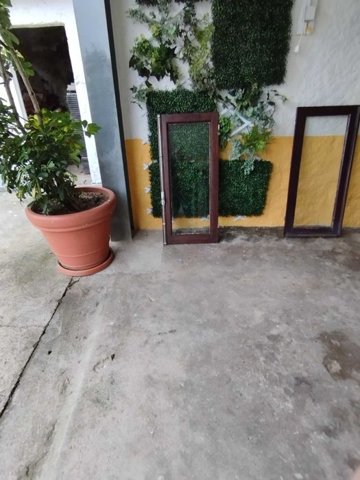 Janelas e porta em madeira