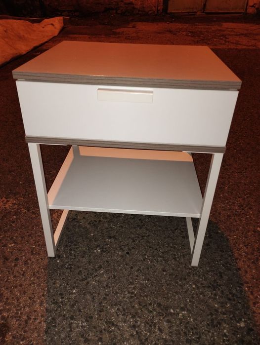 Mesa de cabeceira moderna- NOVA