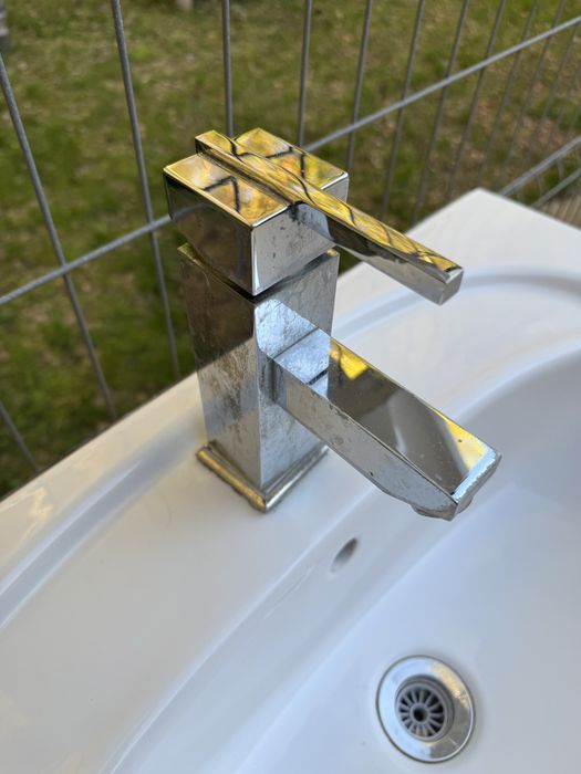 Umywalka z baterią i szafką biała