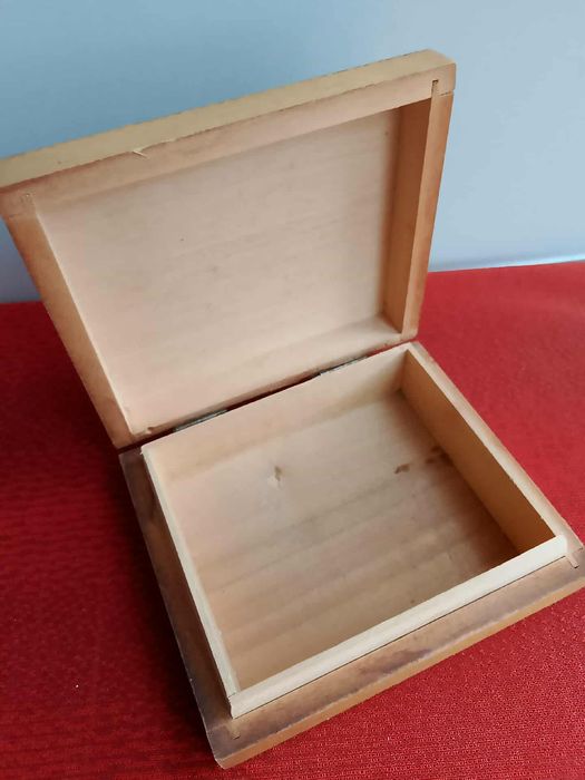 Drewniana szkatułka