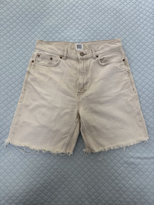 Beżowe szorty do kolan Urban Outfiters bermudy