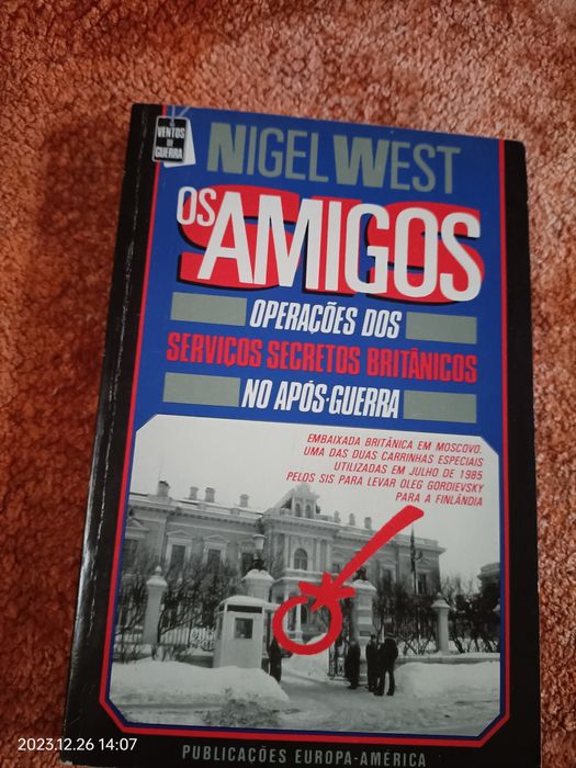 Livros de títulos variados em bom estado